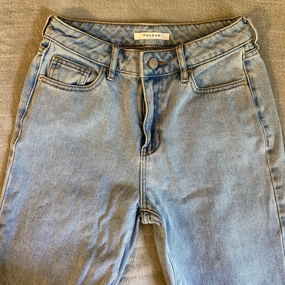PacSun Women’s Light Wash Mom Jeans